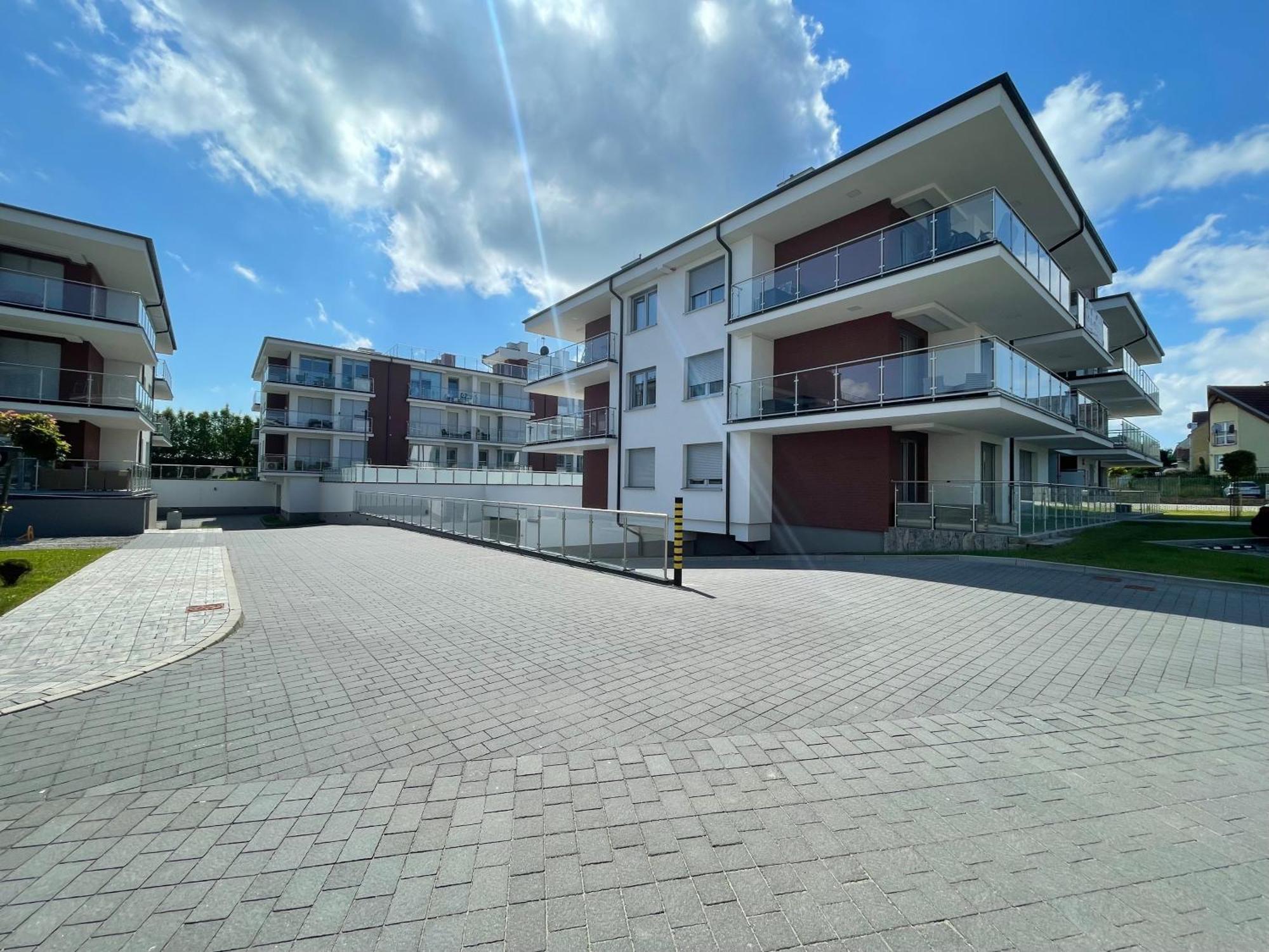 Miodowy Apartament Z Duzym Tarasem W Rewalu, Blisko Morza エクステリア 写真